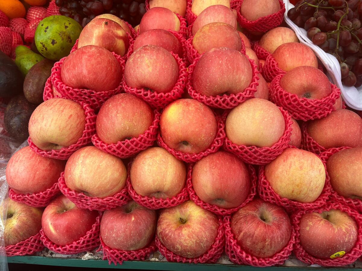 Apples 3 for ₱100